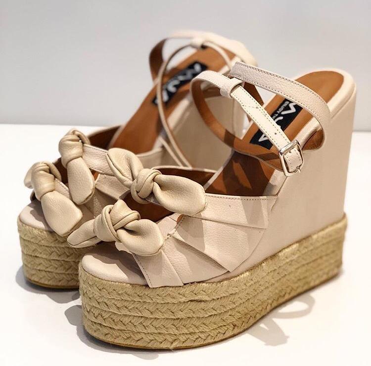 Siria Platforms Nude